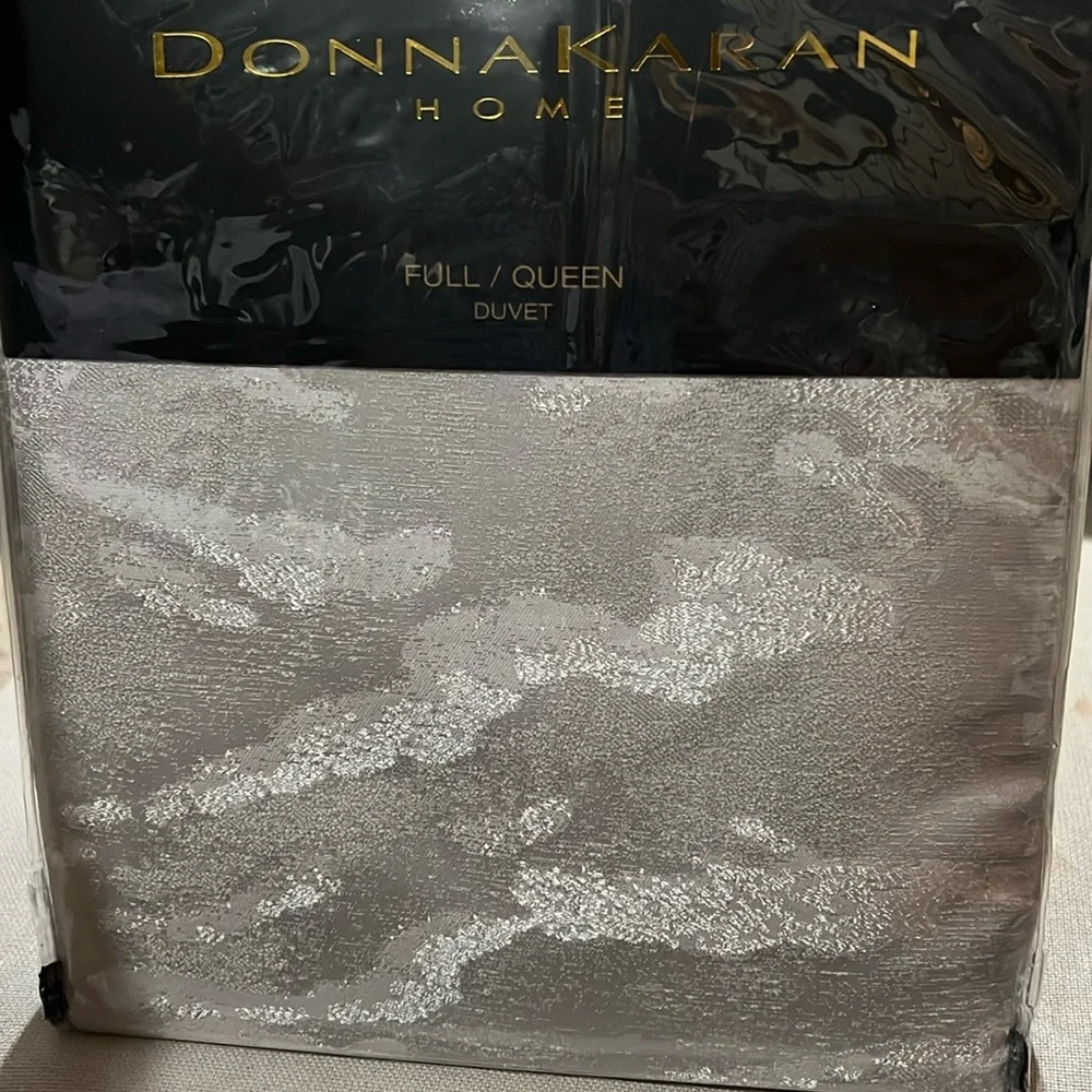 Donna Karan Luna Duvet Cover in Platinum, NWT, Size Full/Queen